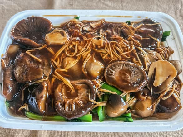 Assorted Mushroom on Chinese Broccoli (三菇扒芥蘭)